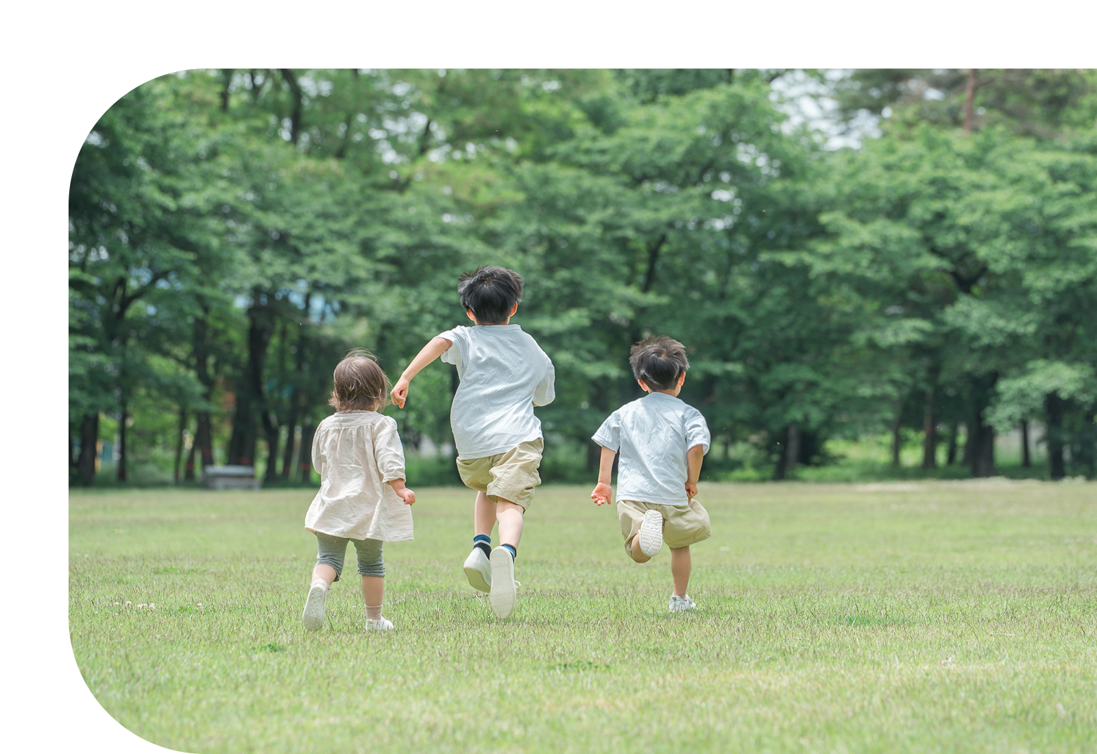 写真：子供が走る後ろ姿